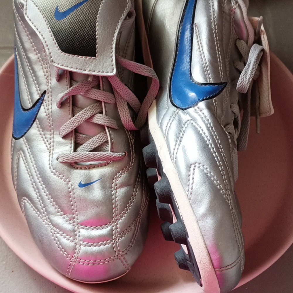 Nike soccer ⚽ tennis shoes size 6Y